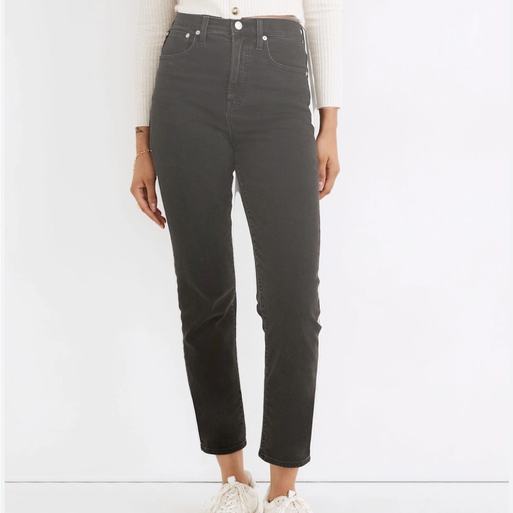 Classic Black Straight Jeans with Sleek Silhouette